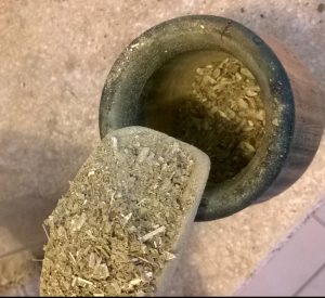 poner yerba al mate